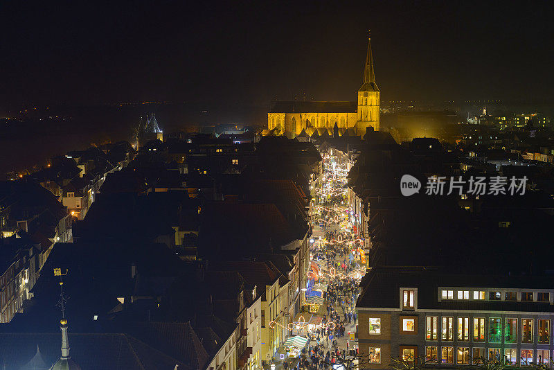 荷兰Overijssel Kampen购物街的夜景